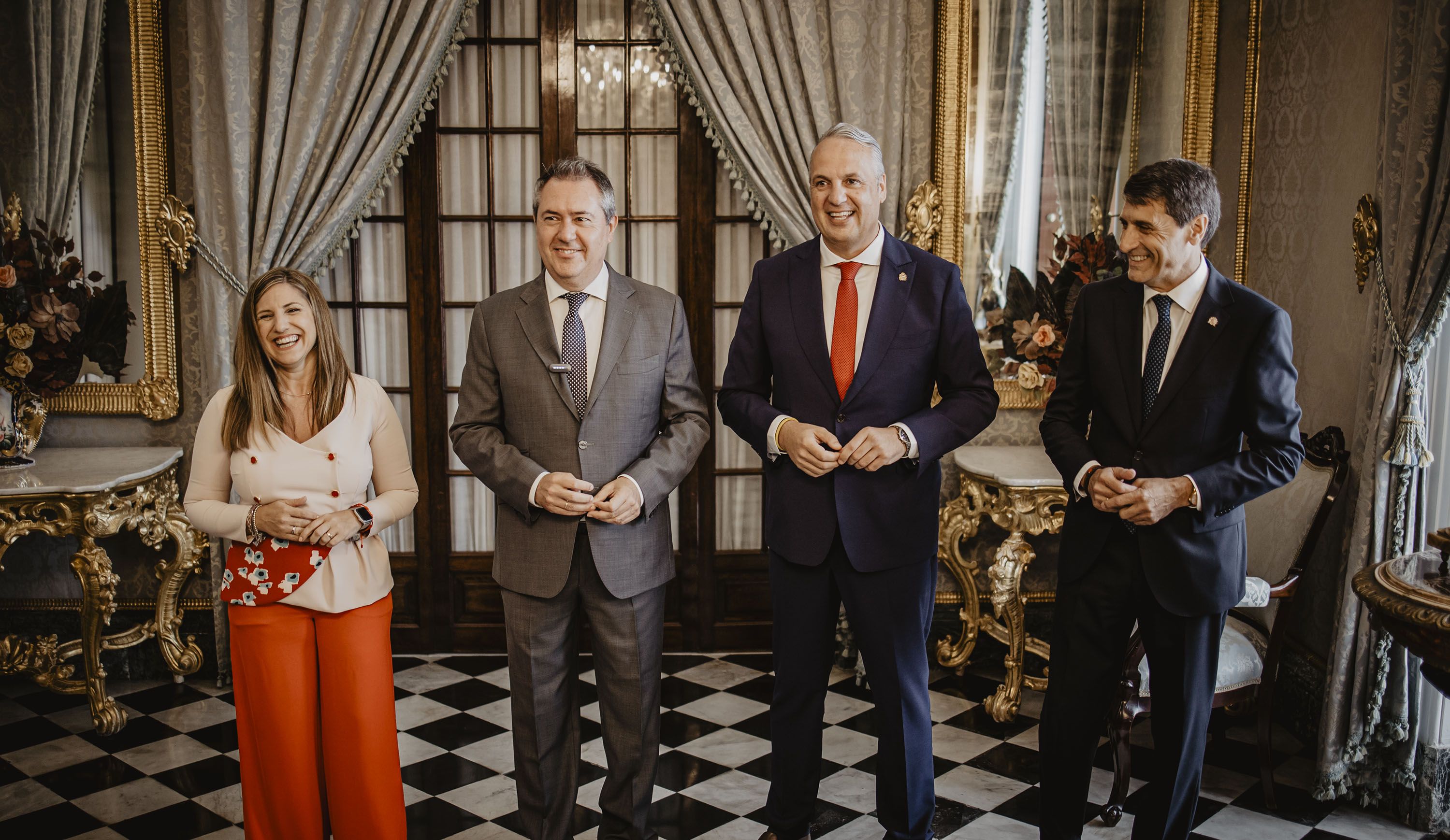 Juan Carlos Ruiz Boix, en el centro de la imagen, junto al líder del PSOE-A, Juan Espadas, la parlamentaria Irene García y el delegado del Gobierno Pedro Fernández, en julio pasado.