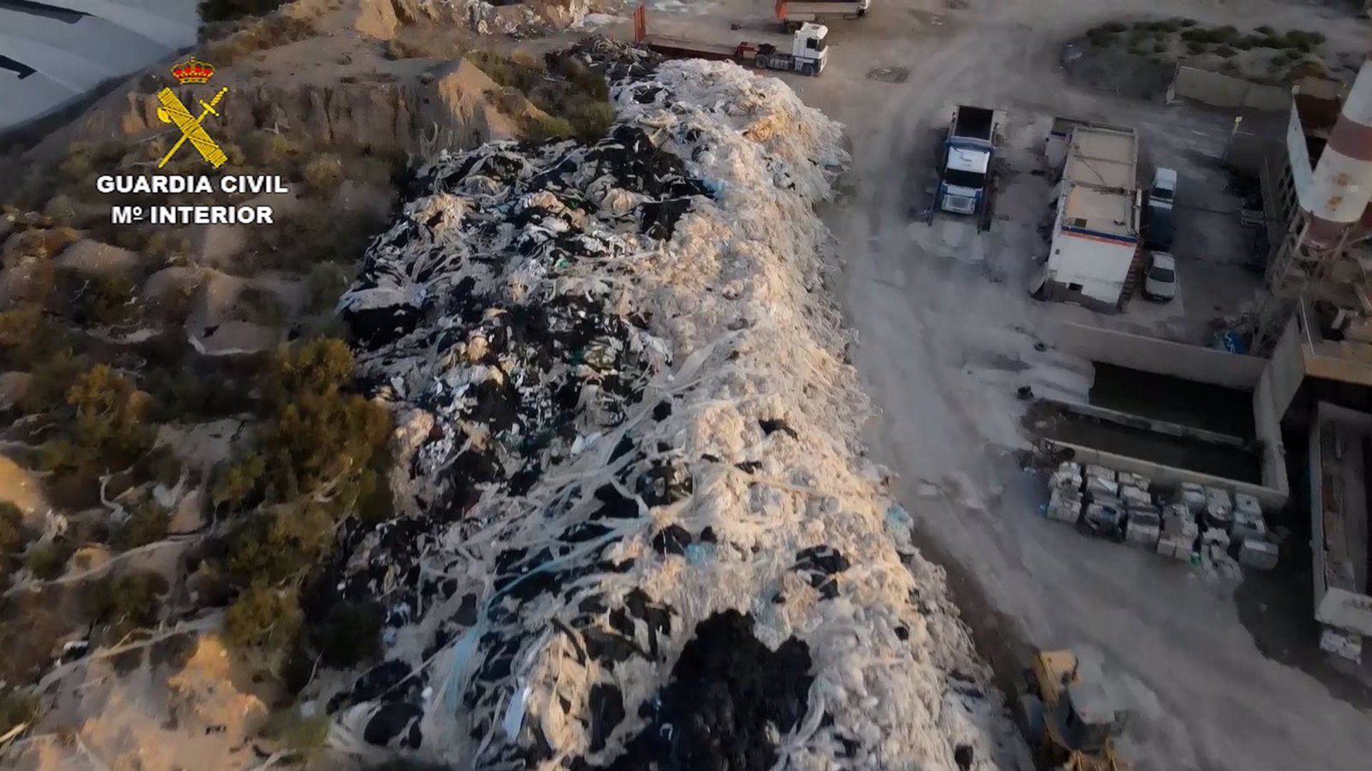 Acopio de plásticos y residuos agrícolas en una finca de Almería. - GUARDIA CIVIL