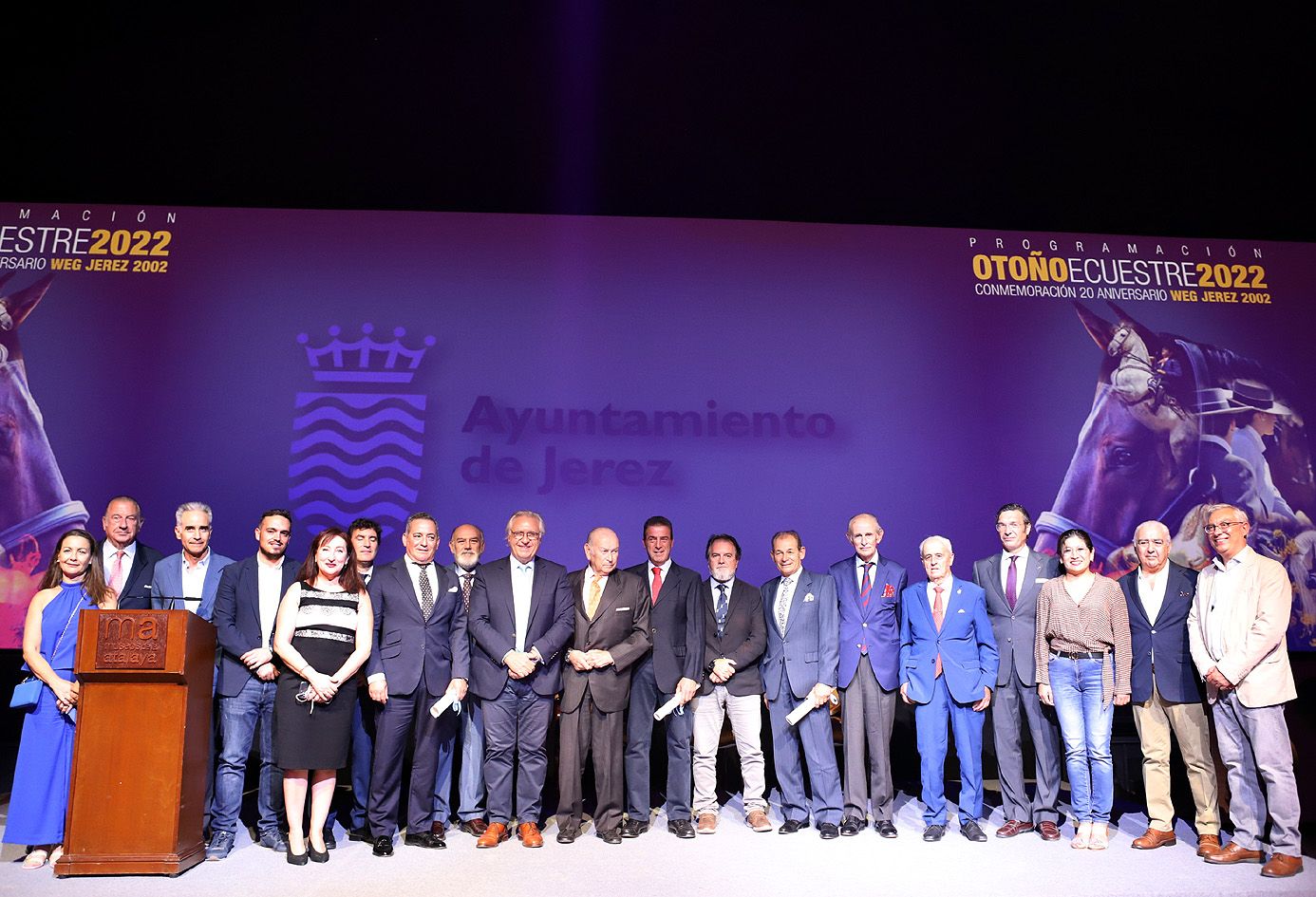 Foto de familia tras la celebración del acto conmemorativo de Jerez 2002, este pasado martes en La Atalaya, con Camas y Gallardo en representación del gobierno local. 
