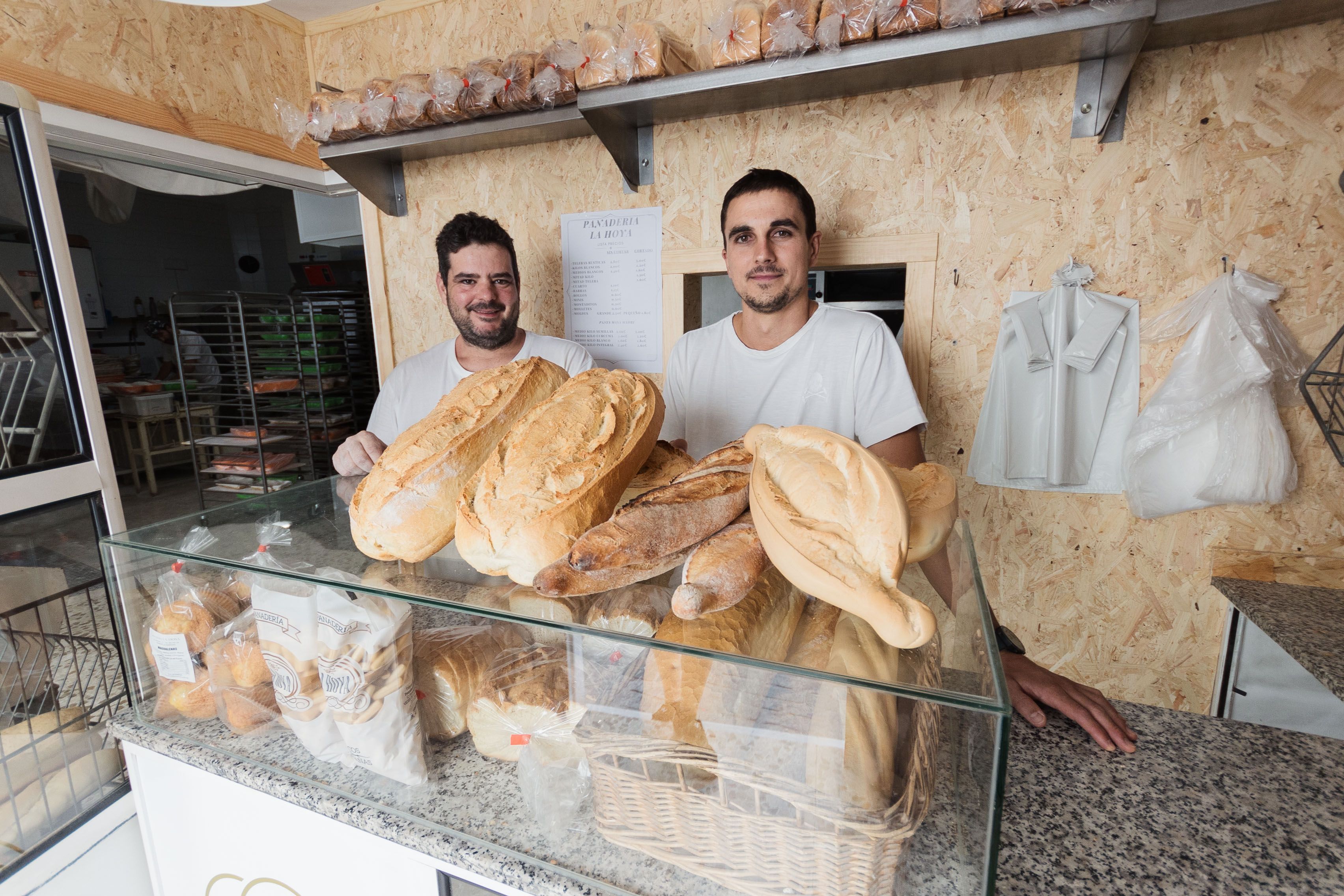 Pablo Acedo (izquierda) y Borja Lucena (derecha), perpetúan la tradición familiar en la panadería La Hoya de Vejer.