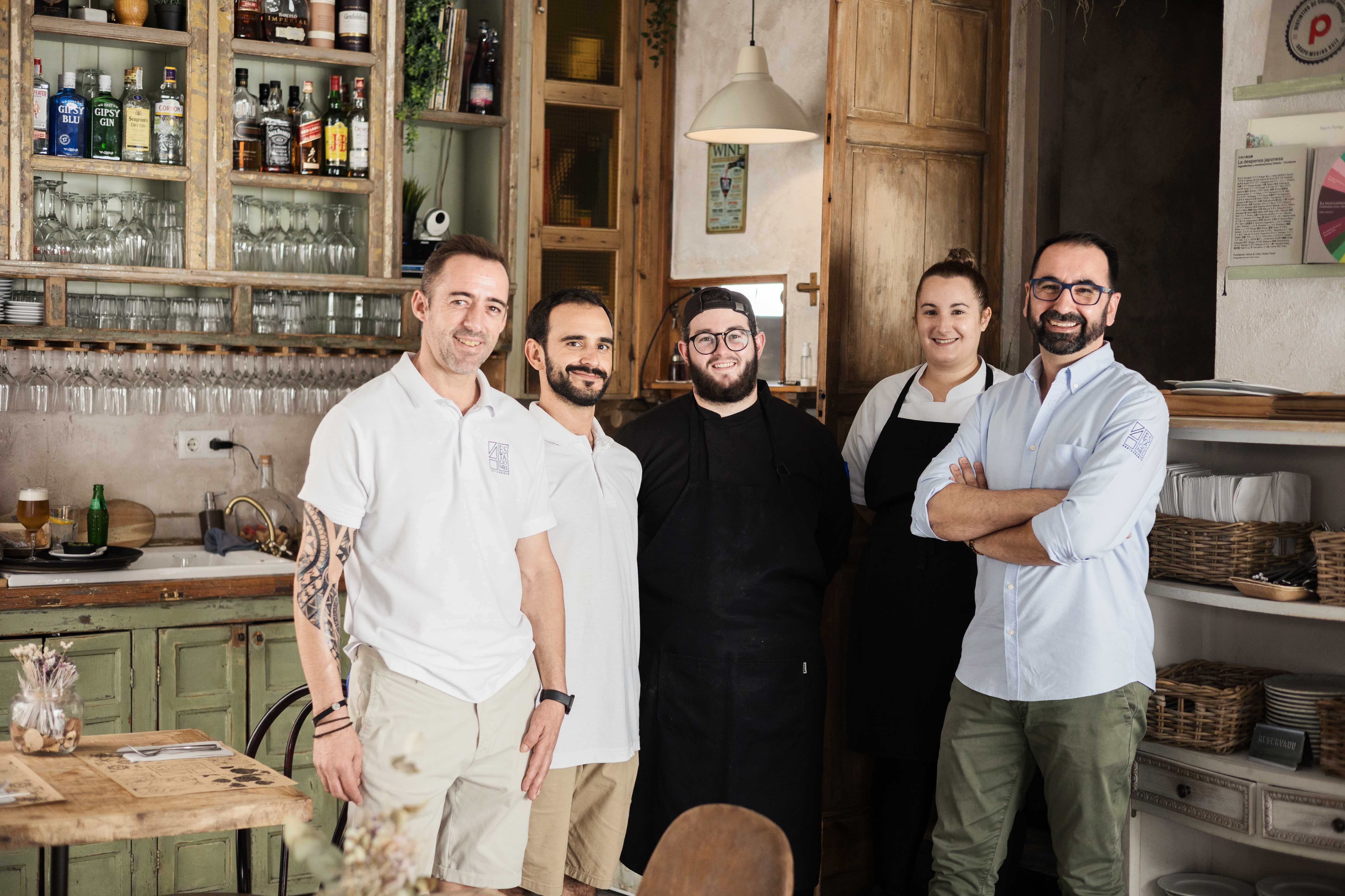 Alberto Reyes (derecha) junto a parte del equipo del restaurante 4 Estaciones de Vejer, donde se mezcla comida gaditana con técnicas asiáticas.
