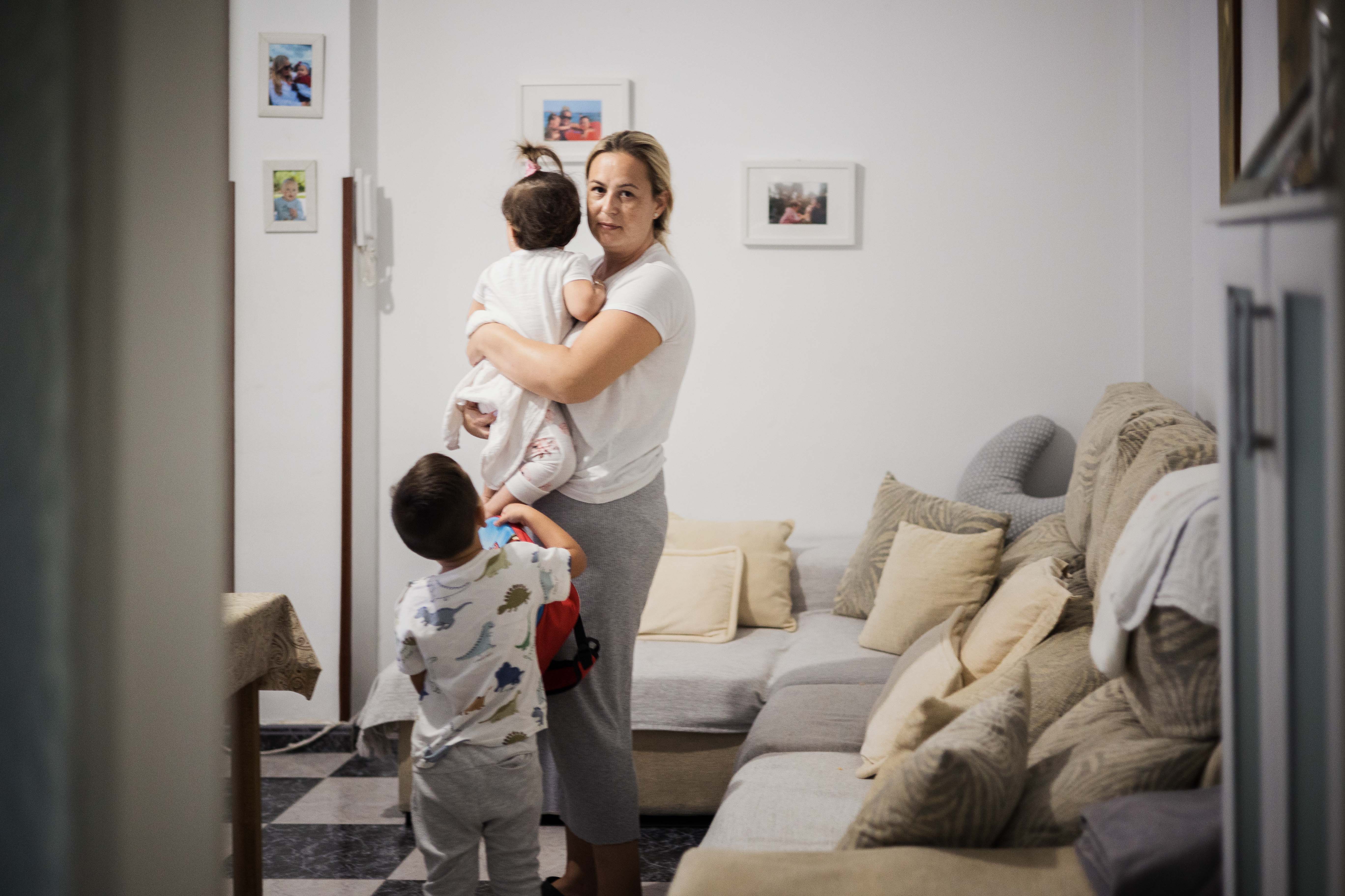 Miriam Fernández, con sus dos hijos pequeñas, en la vivienda.
