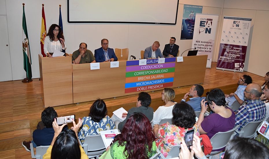 La consejera Rocío Ruiz durante la clausura de las jornadas sobre Rentas Mínimas Adecuadas y Accesibles para Familias Vulnerables.