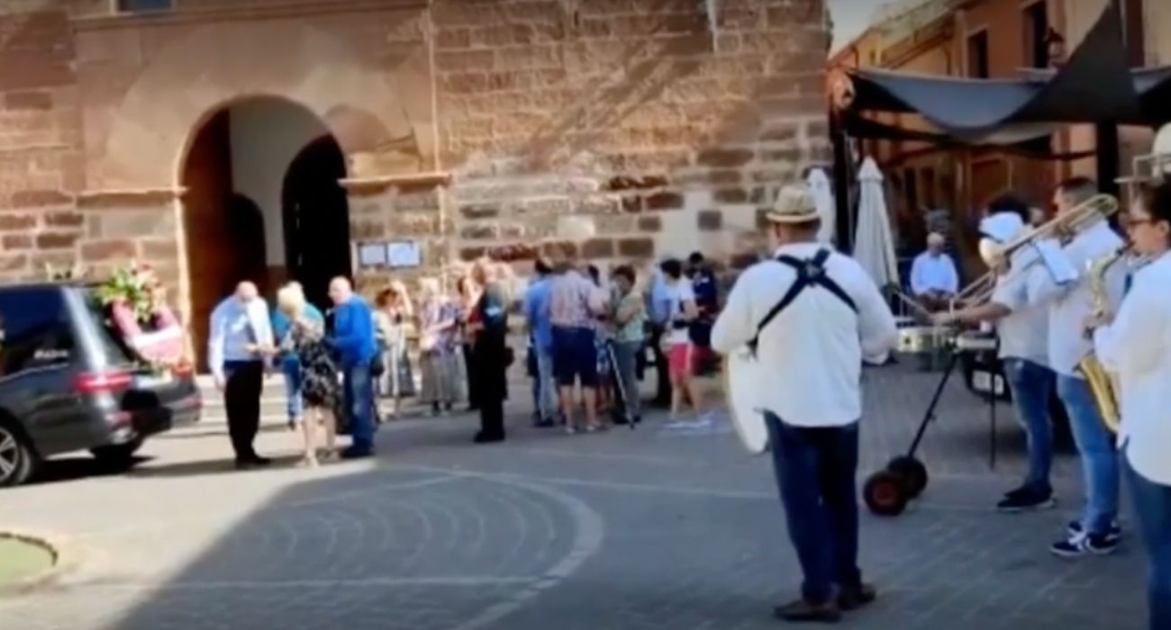 Una charanga, animando un entierro en un pueblo de Jaén.