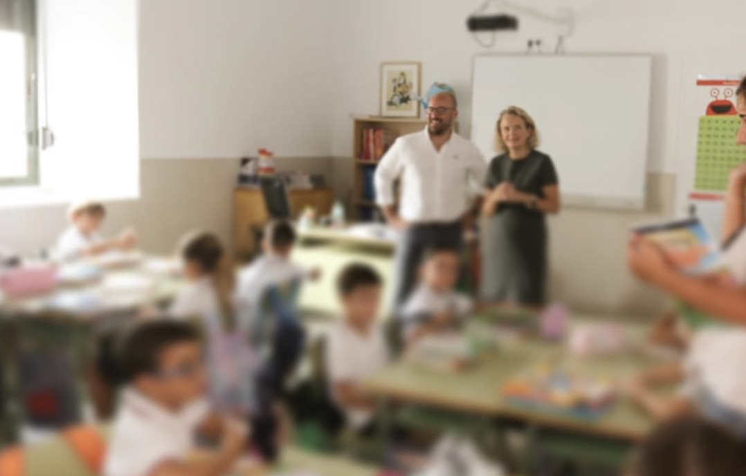 El alcalde Beardo, en una visita a un colegio de El Puerto en el inicio del presente curso escolar.