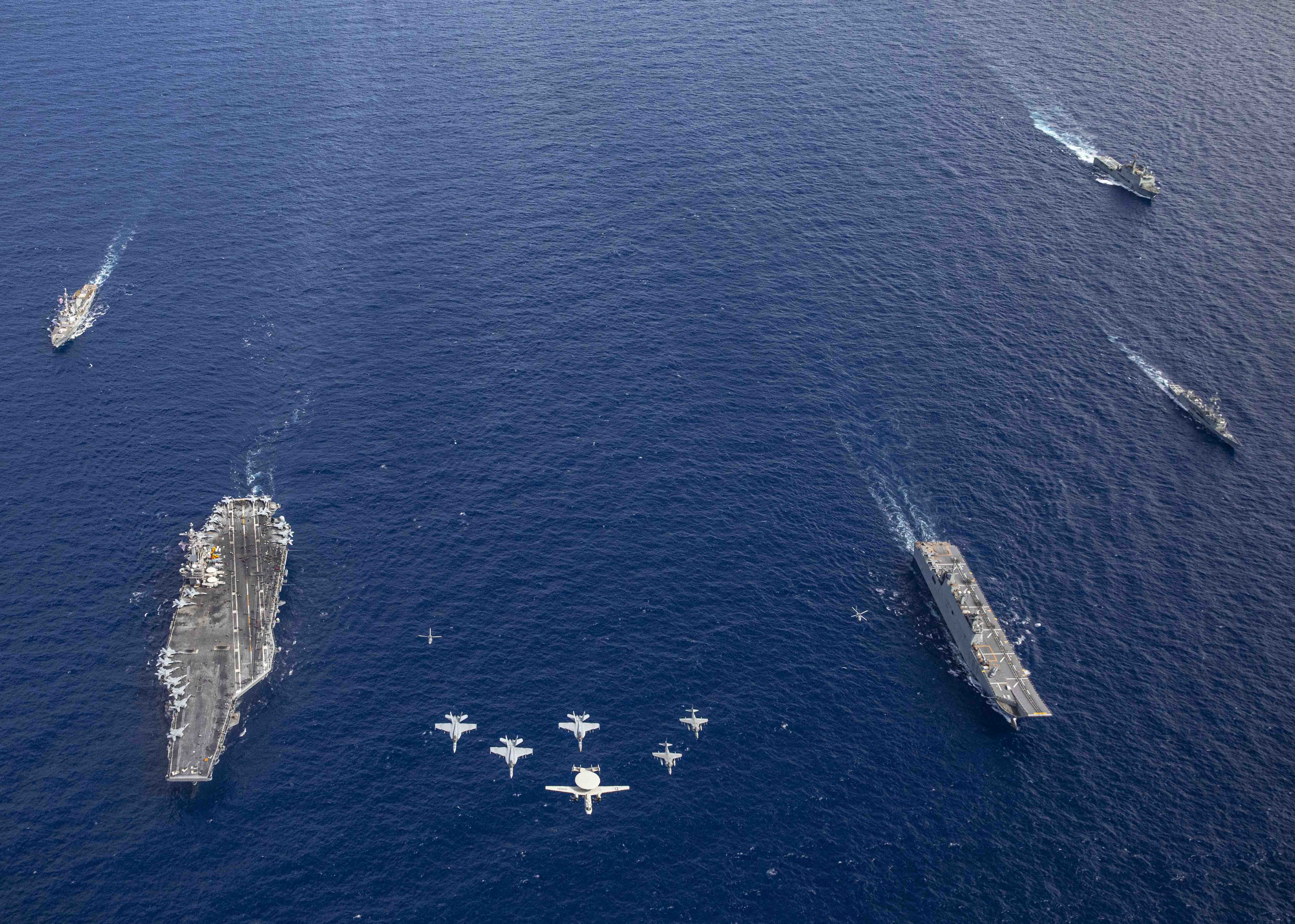 600 'marines' de San Fernando, sin tiempo de vuelta de Turquía. El Buque de Proyección Estratégica Juan Carlos I navega junto al  portaaviones George H. W. Bush. US NAVY