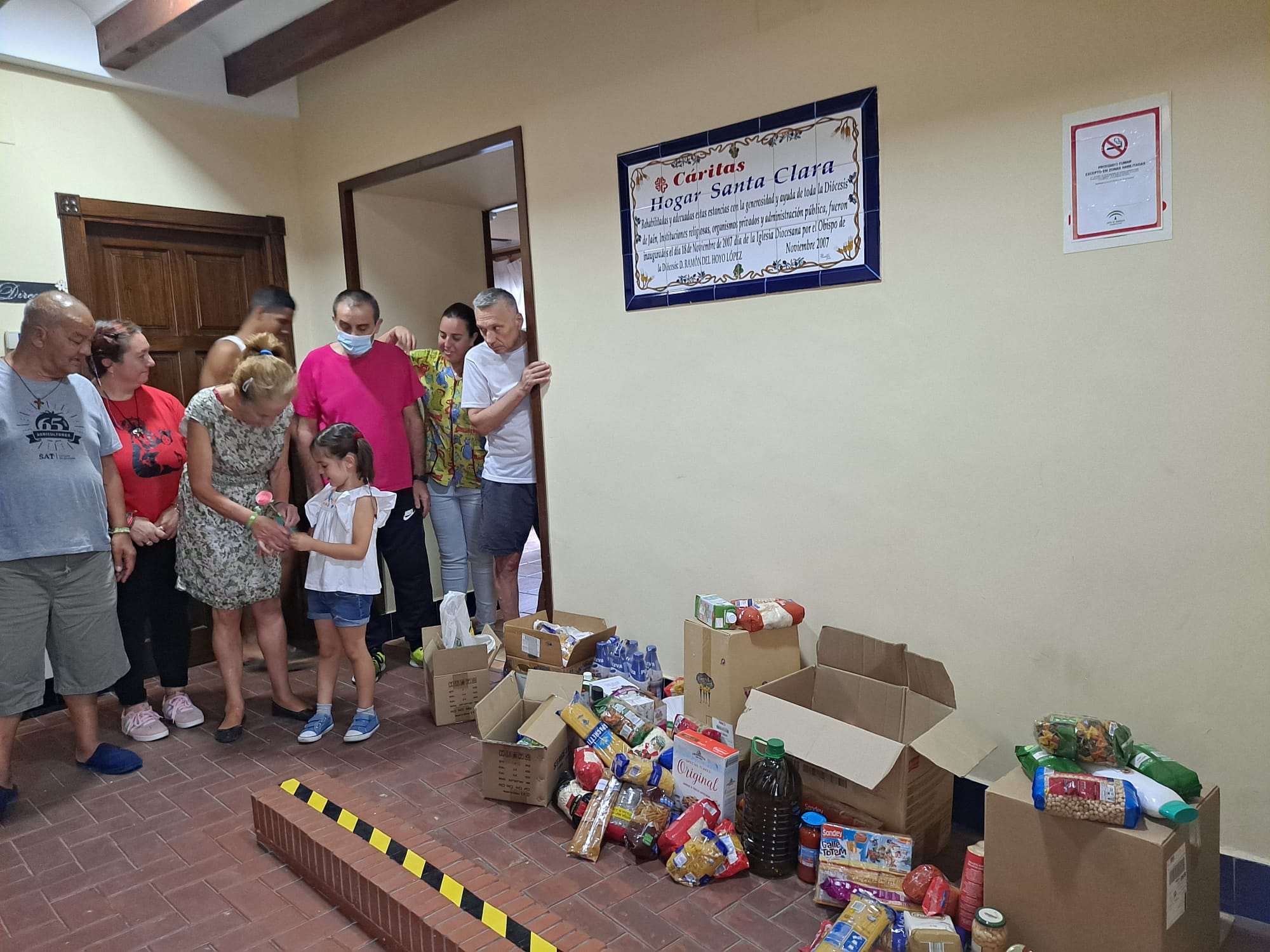 Martina, entregando al Hogar de Santa Clara de Jaén los alimentos recogidos en su fiesta de cumpleaños. 