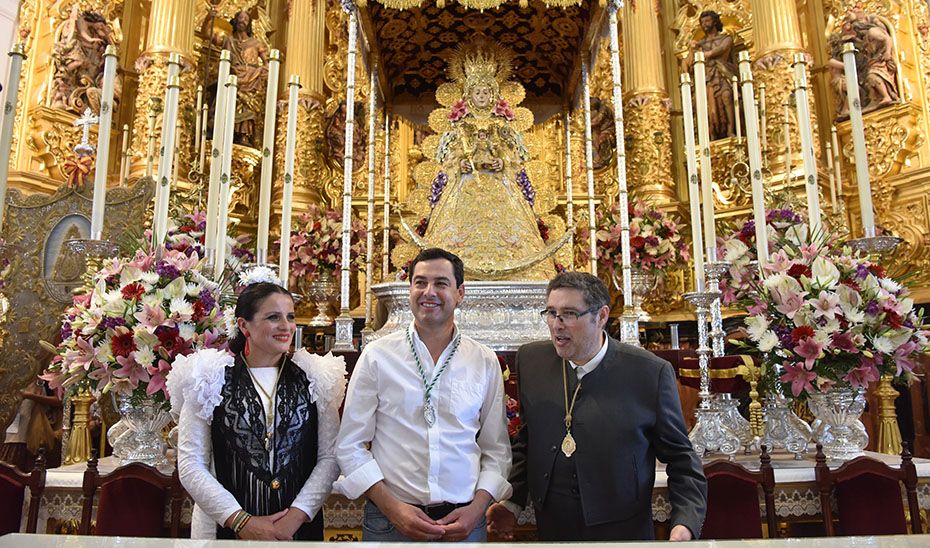 El presidente andaluz visitó el santuario de la Virgen del Rocío con motivo de su romería.