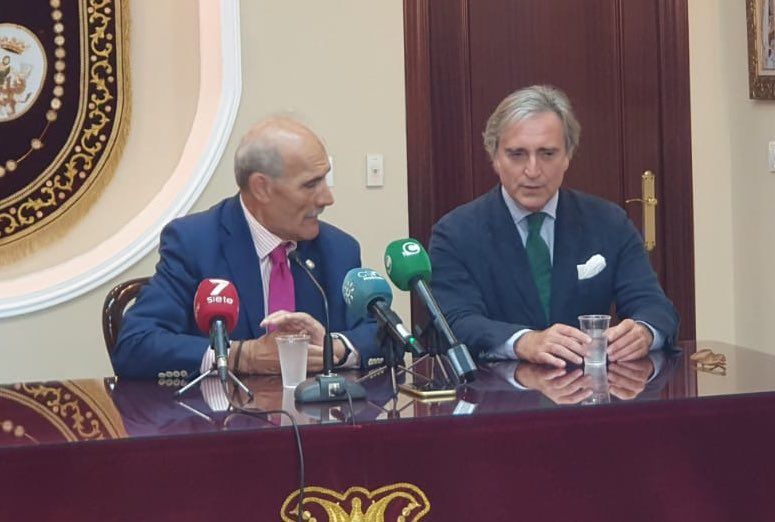 El periodista Fernando Pérez, pregonero de la Semana Santa de Cádiz. En la imagen junto al presidente del Consejo de Cádiz en su presentación.