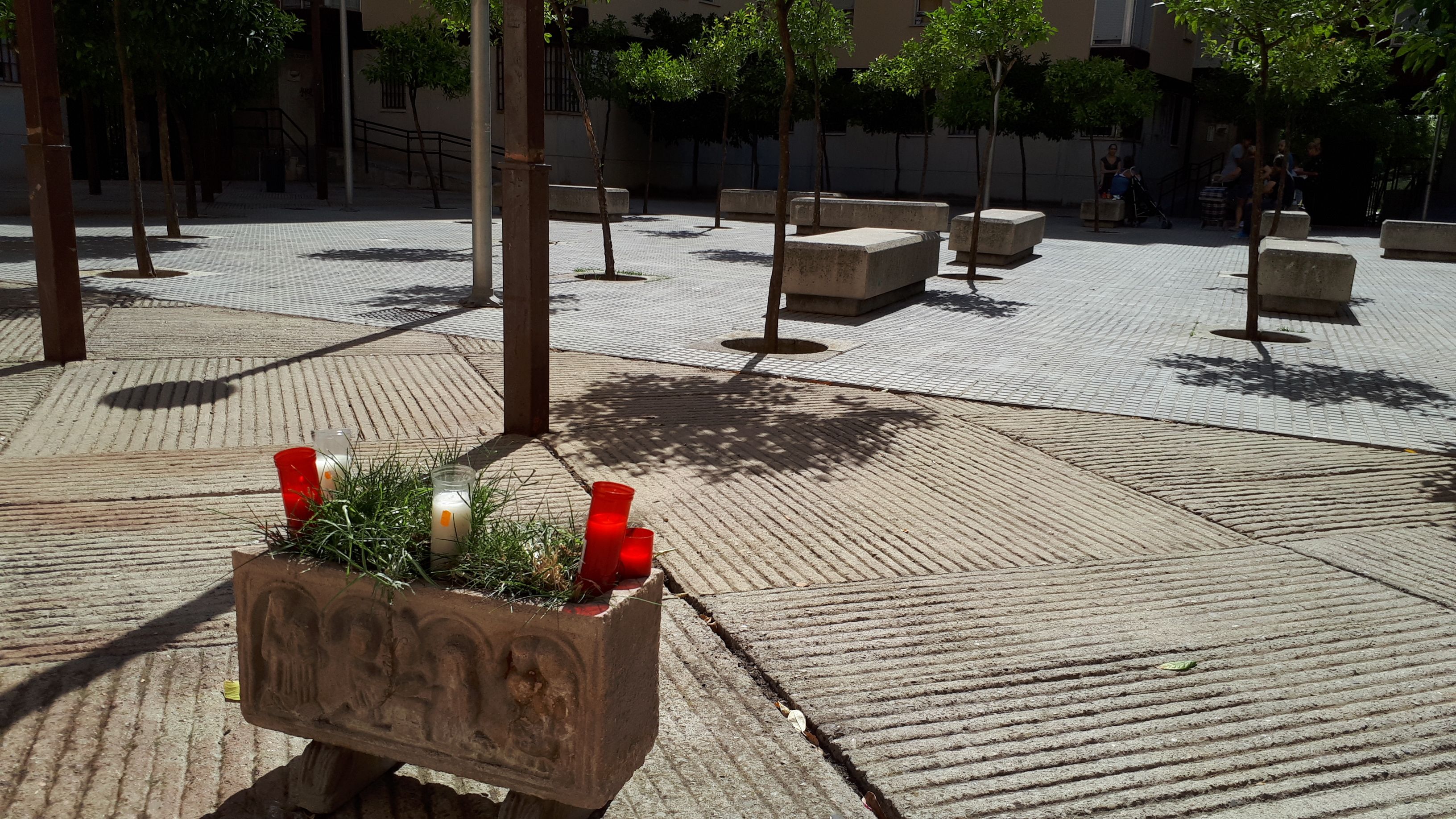Velas, en un macetero, junto al lugar donde perdió la vida el joven Ángel. FOTO: MANU GARCÍA