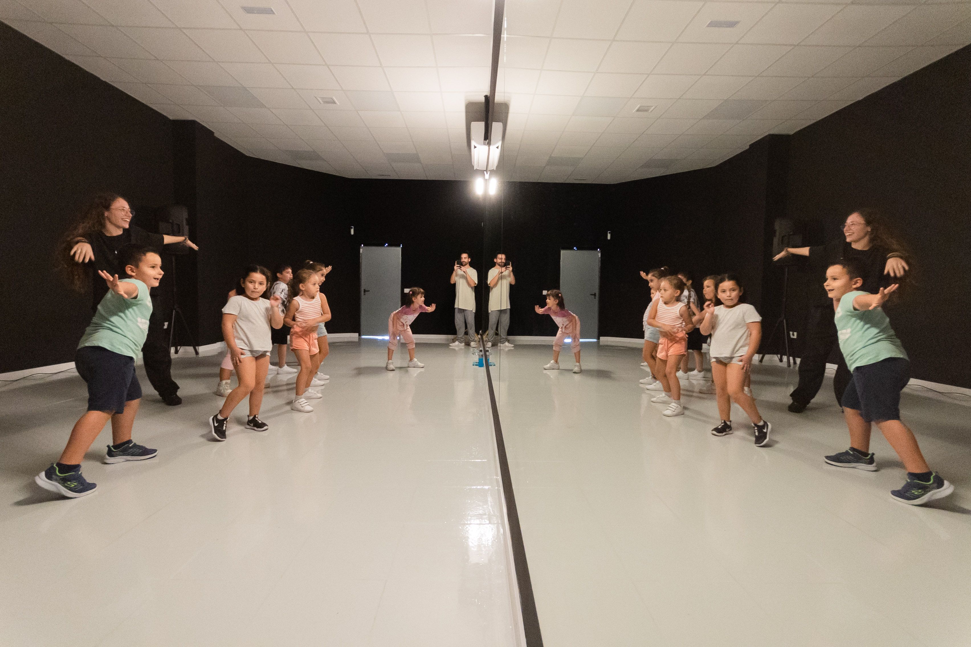 Cactus Dance Studio ofrece todo tipo de bailes urbanos y está abierto a otros estilos como el flamenco o la zumba. Cactus Dance Studio ofrece todo tipo de bailes urbanos y está abierto a otros estilos como el flamenco o la zumba.