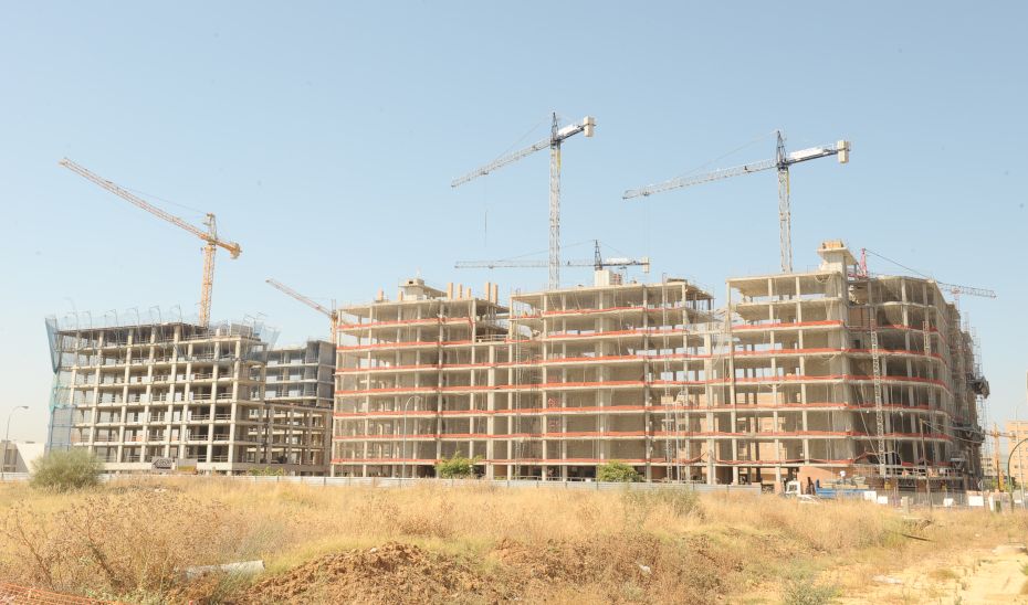 Trabajos de construcción de varios edificios de viviendas, en una imagen de archivo.