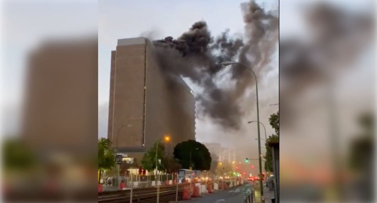 La aparatosa cortina de humo que ha dejado el incendio en el hotel Los Lebreros de Sevilla.
