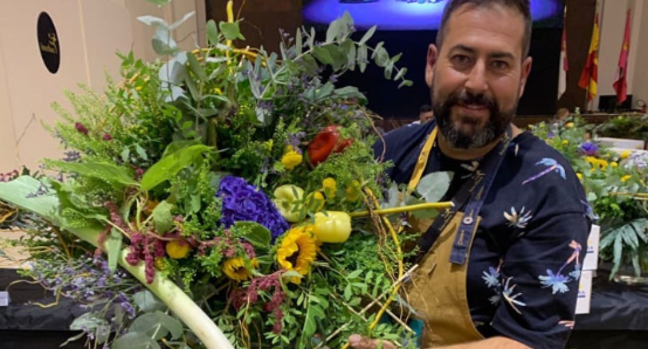 Israel Hermosín, con un ramo de flores, en la primera prueba del certamen Mejor Artesano Florista de España.
