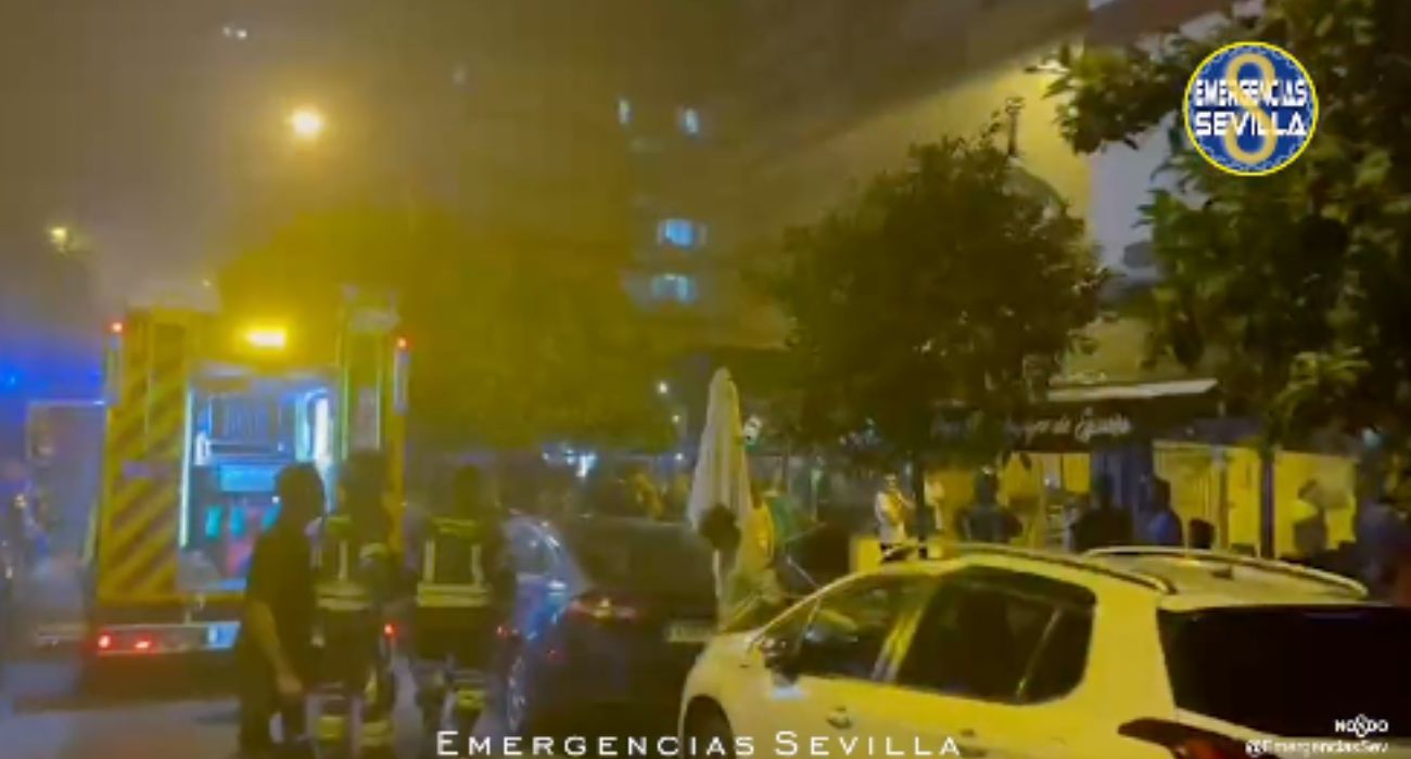 Bomberos de Sevilla intervienen en la extinción del incendio del cuadro eléctrico de un inmueble en Sevilla.
