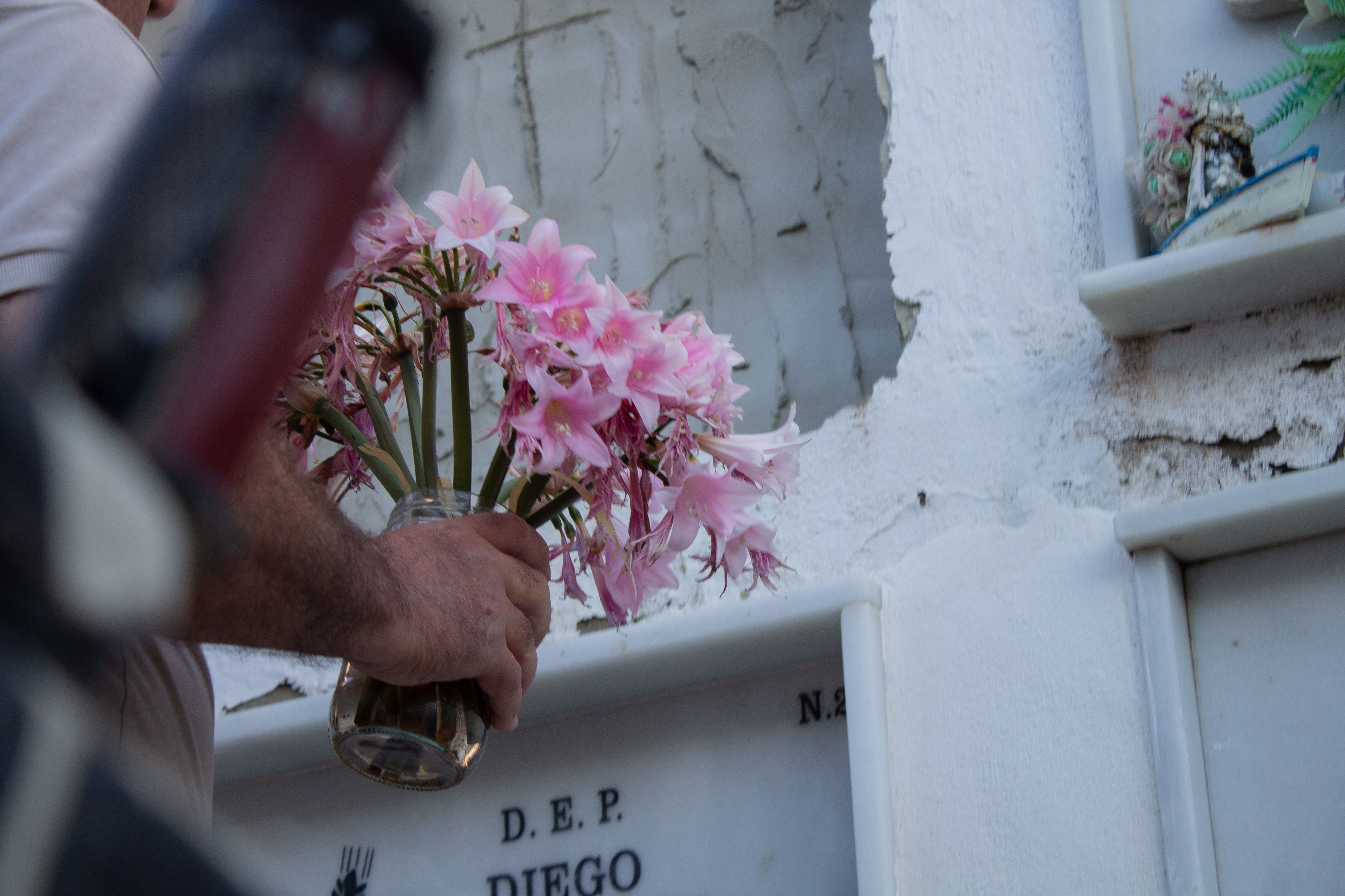 Colocación de un jarrón con flores en un nicho.