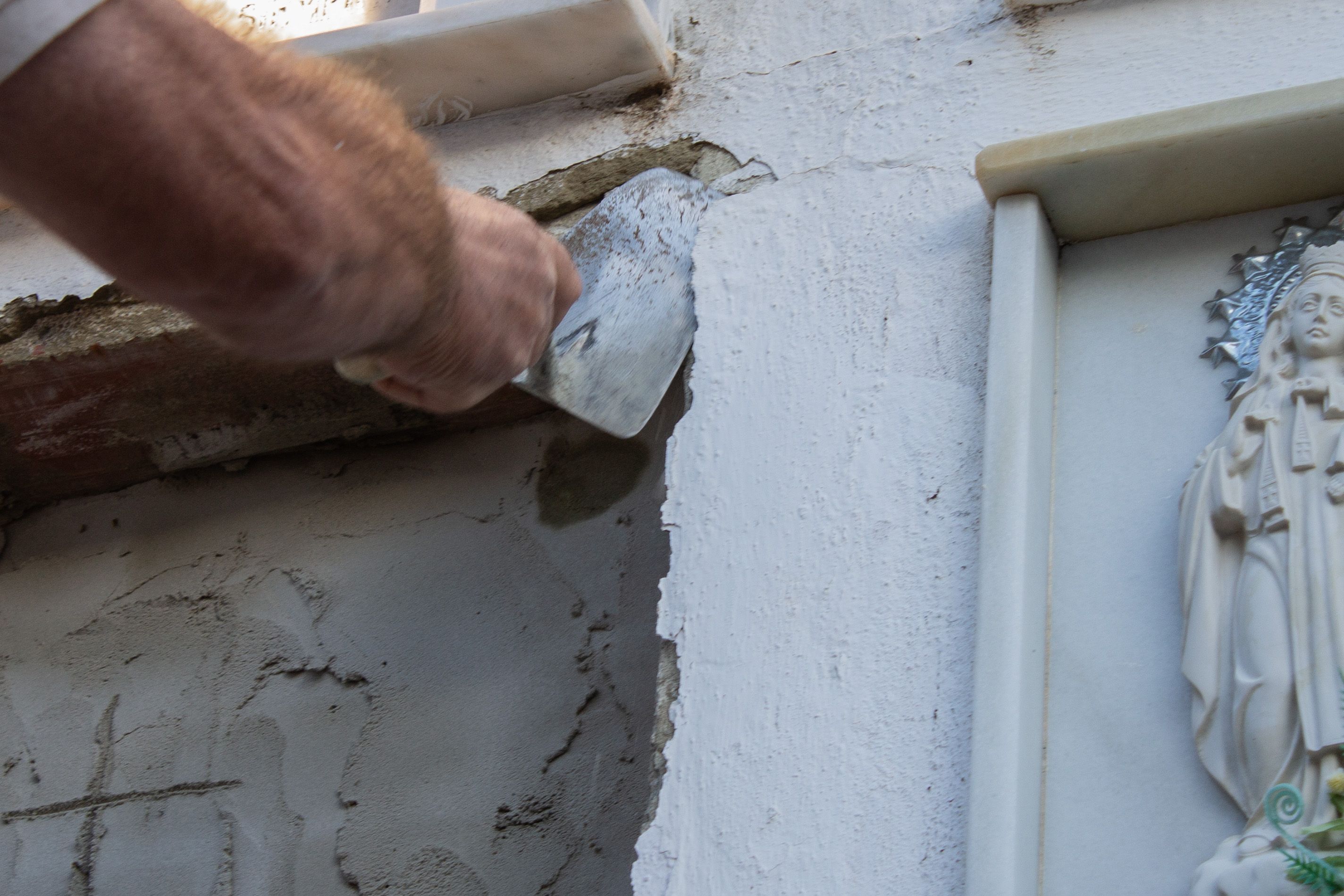 Miguel pica la pared de uno de los nichos.