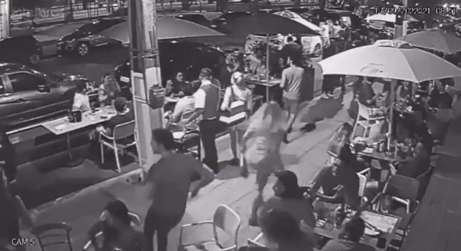 Un equipo de 'crossfit' provoca una estampida en un restaurante al pasar corriendo por la terraza