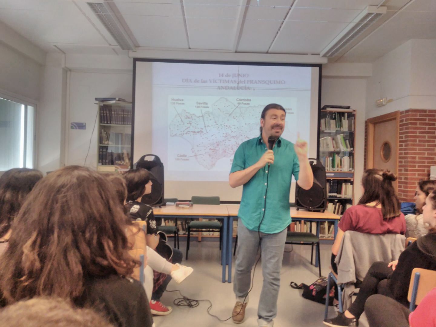 Santiago Moreno dando una charla sobre la represión franquista en Cádiz en un colegio andaluz. FOTO: FRANCISCO JOSÉ CUEVAS. 