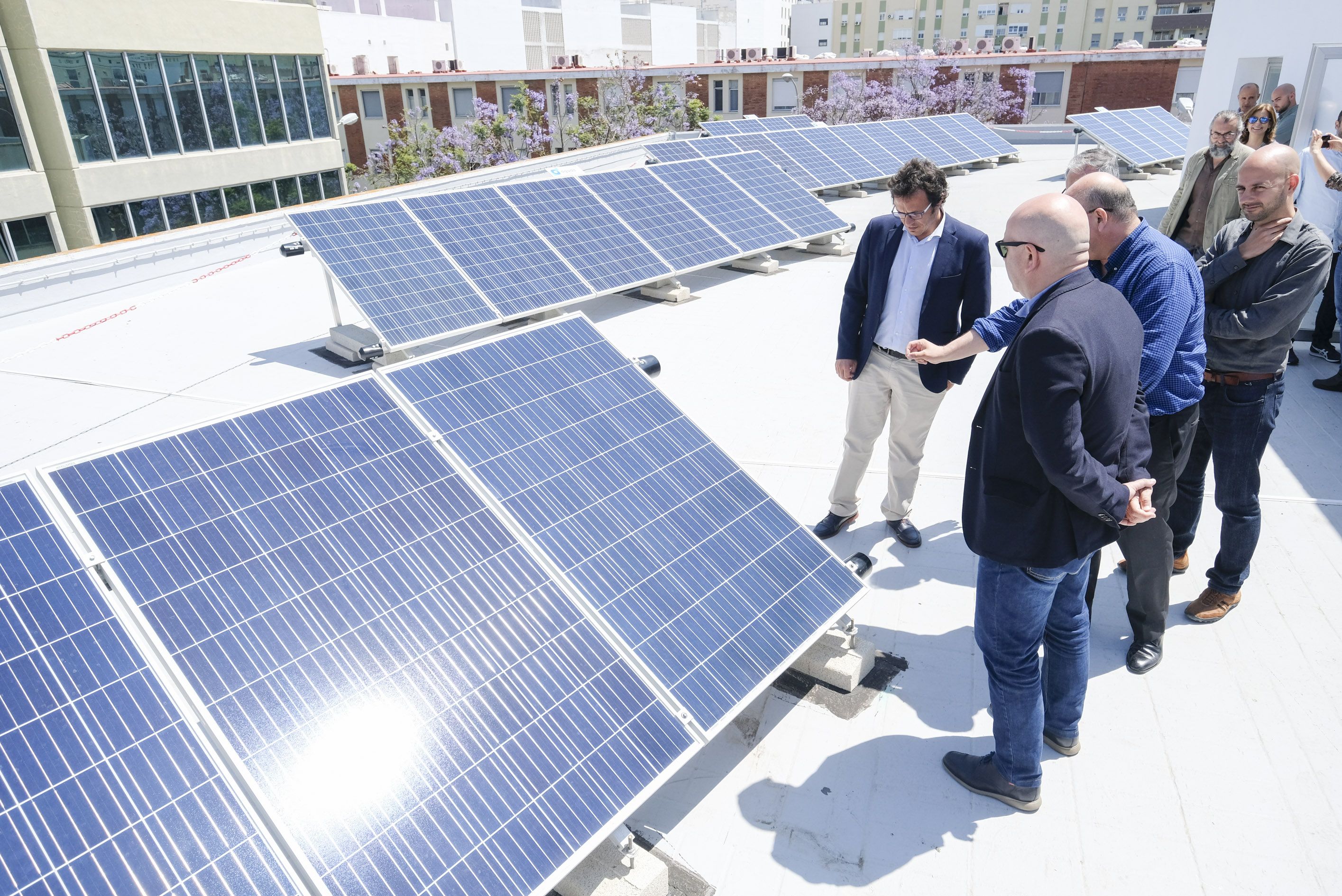 El alcalde de Cádiz, en la inauguración de las instalaciones fotovoltaicas de Eléctrica de Cádiz, en una imagen de 2019.