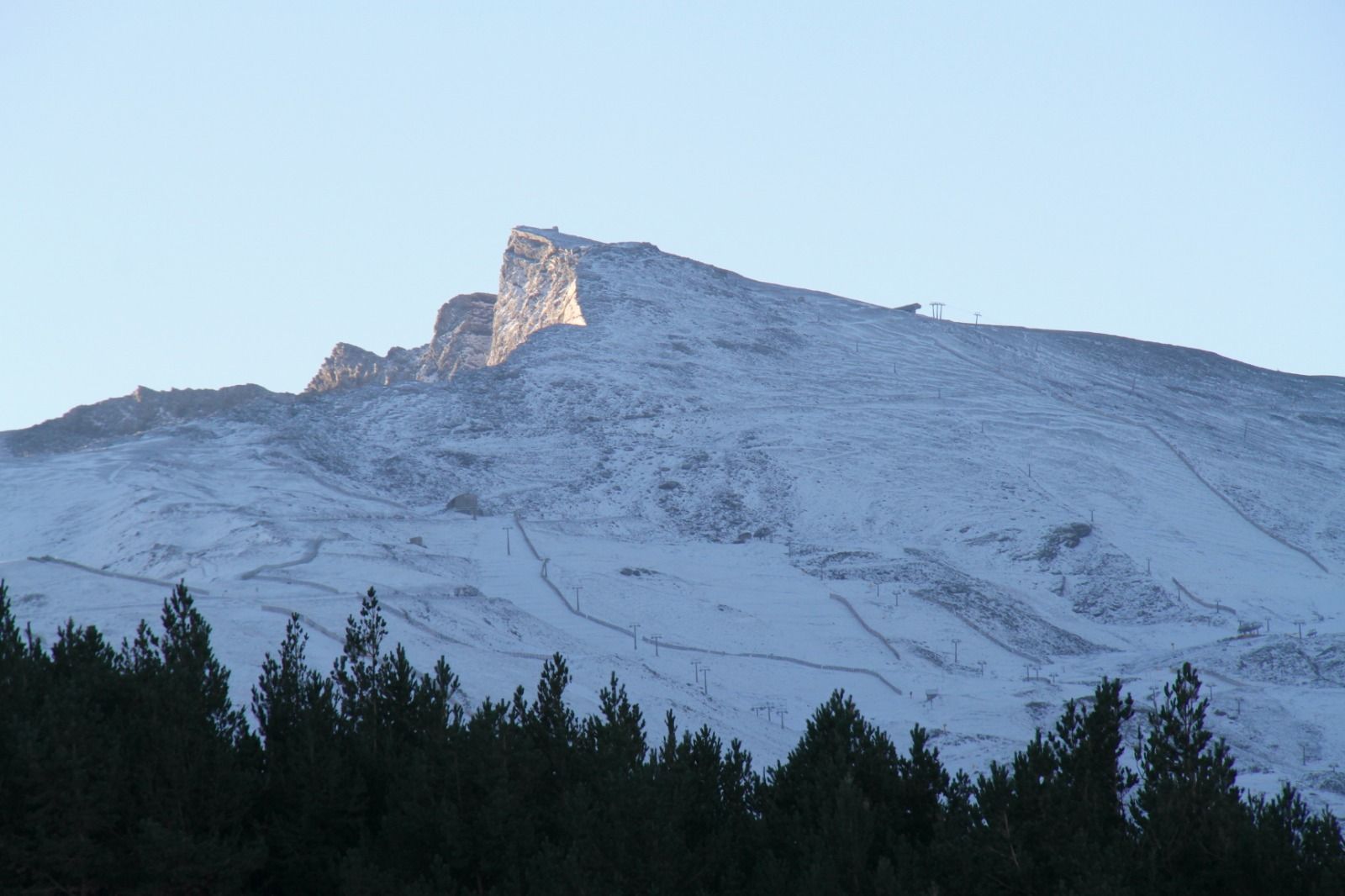 Sierra Nevada se pinta de blanco con la primera nevada de la temporada.  CETURSA