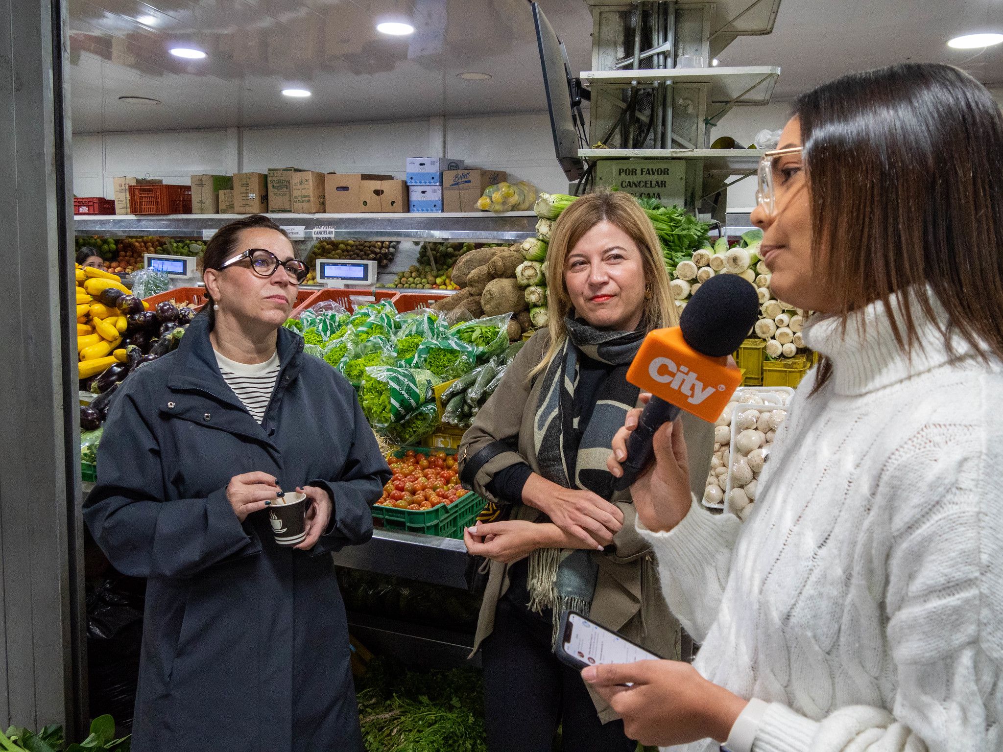Bibiana Aído (en el centro) en la Plaza de Paloquemao, en Bogotá, este pasado 26 de septiembre. JOSE RÍOS/CINU 