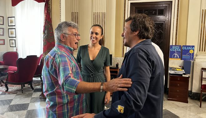 El pregonero Joaquín Quiñones, la edil Cazalilla y el alcalde José María González. AYUNTAMIENTO DE CÁDIZ