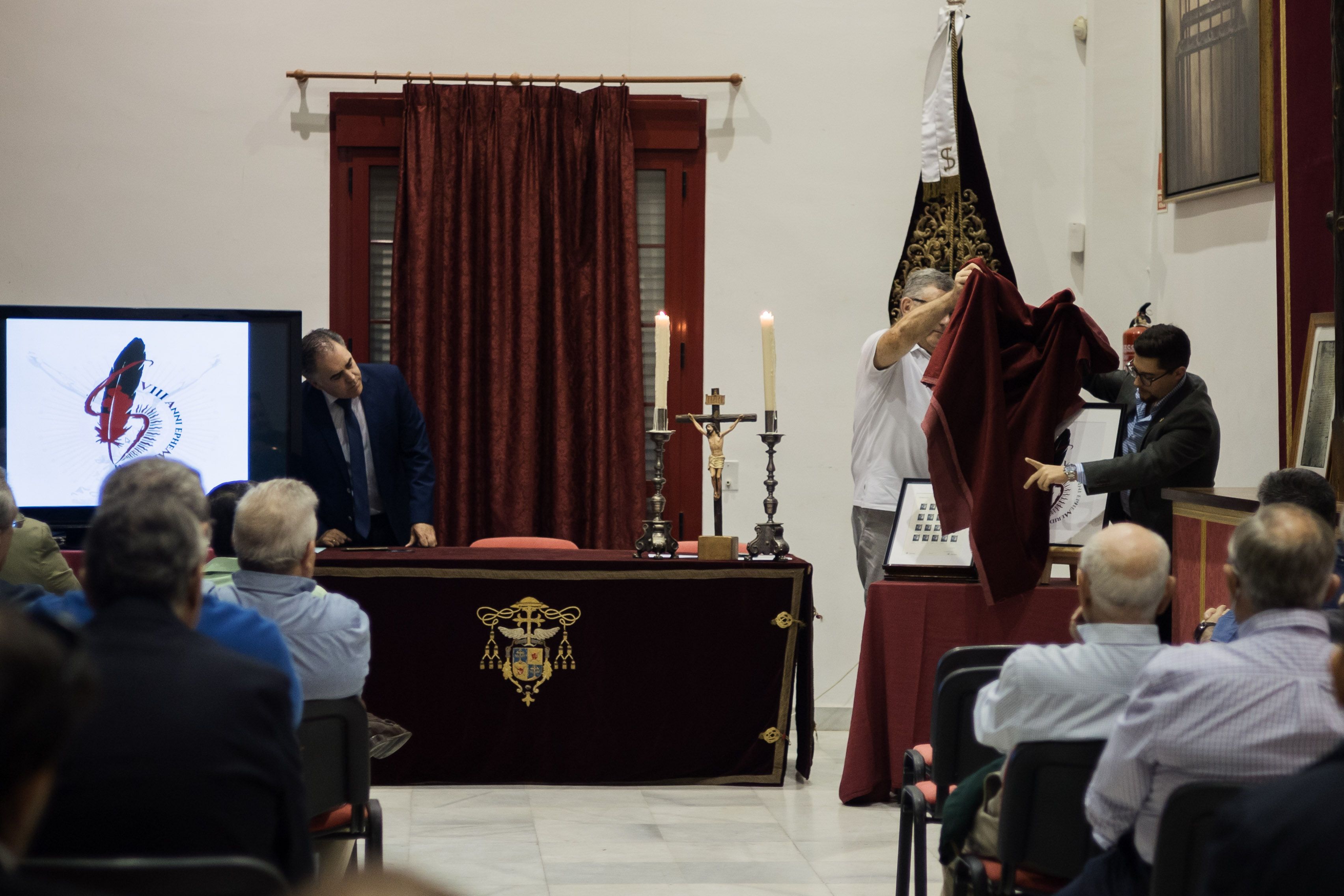 Instante en el que se desvela el logotipo de las efemérides del Santo Crucifijo de San Miguel, este pasado viernes en Jerez.