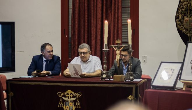 La mesa presidencial del acto con el hermano mayor, el cura Lozano y el creativo.       CANDELA NUÑEZ