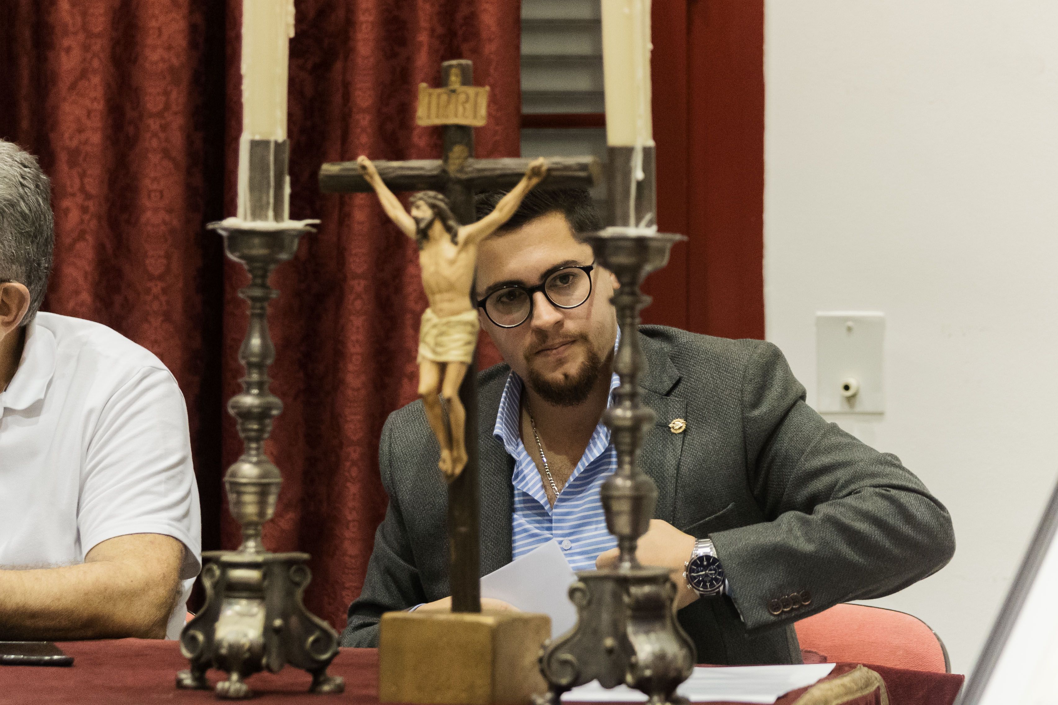 El diseñador gráfico explicando su creación.     CANDELA  NUÑEZ