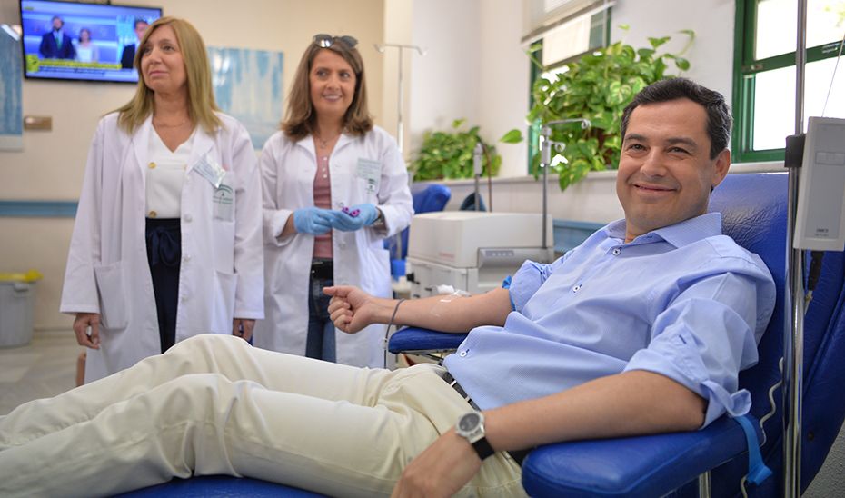 Juanma Moreno realizando una donación de sangre en el Centro Regional de Transfusión Sanguínea de Sevilla-Huelva.
