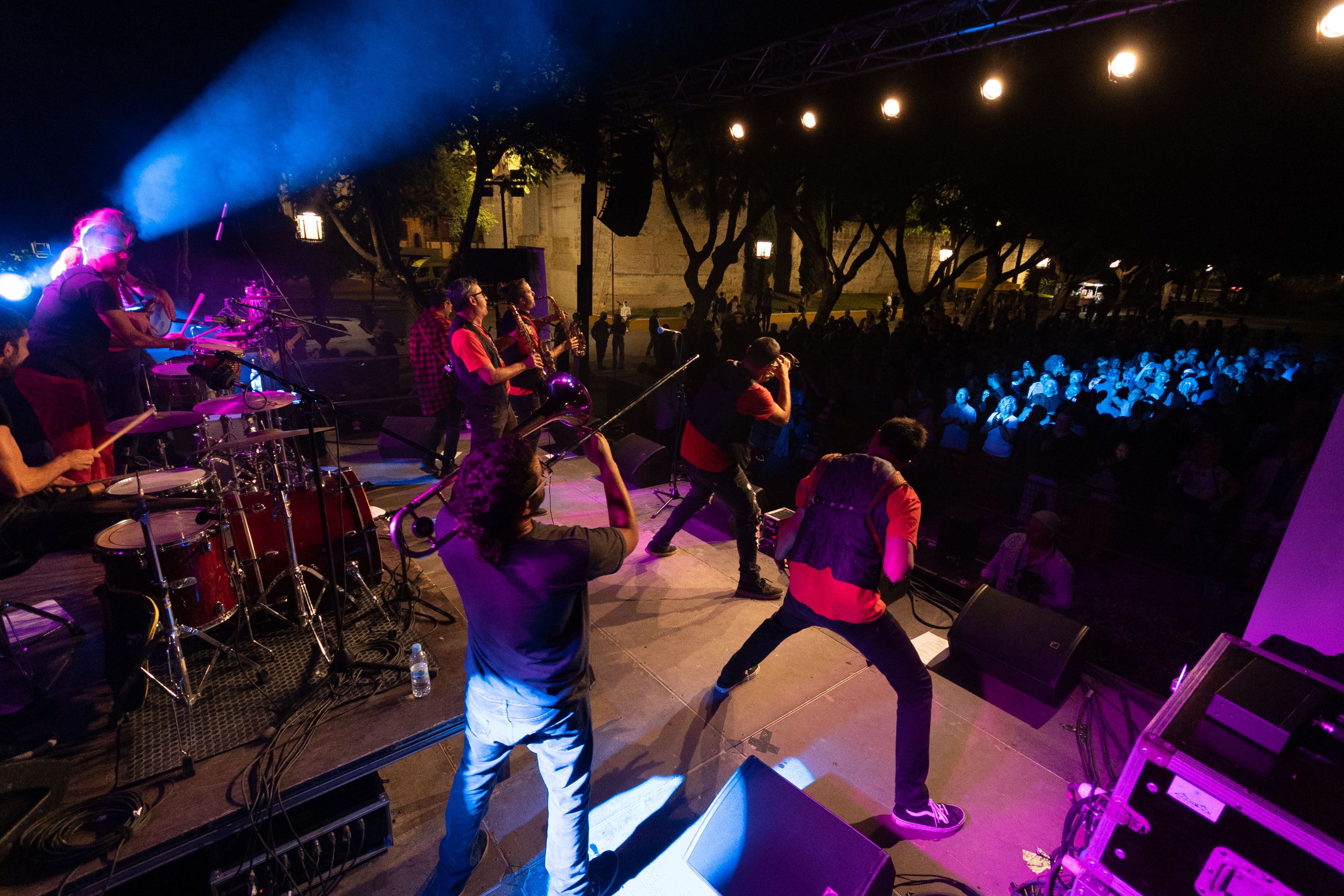 La Trocamba Matanusca, anoche en la Alameda Vieja, en el centro de Jerez, y atestada de público en la primera jornada del Xera Festival.