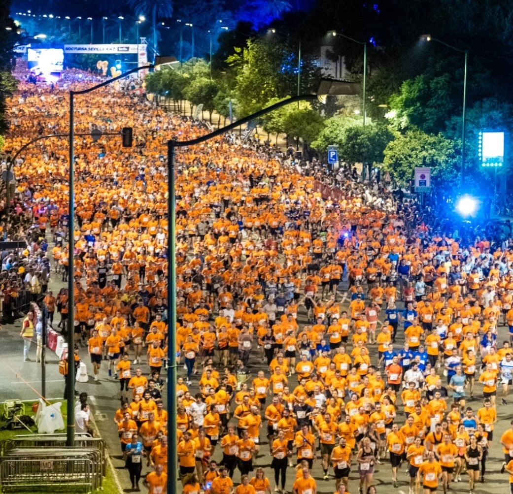 Sevilla reúne a 21.000 participantes en la carrera nocturna más importante de Europa, este pasado viernes por la noche.