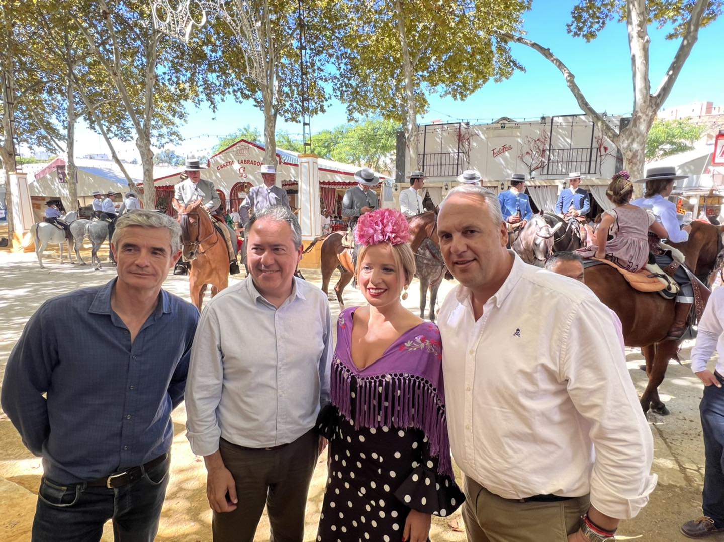 De izda. a dcha., el alcalde de Arcos, Isidoro Gambín; el líder del PSOE-A, Juan Espadas; la diputada y edil arcense Ana Carrera; y el secretario general del PSOE de Cádiz, Juan Carlos Ruiz Boix, este pasado viernes en la Feria de Arcos.