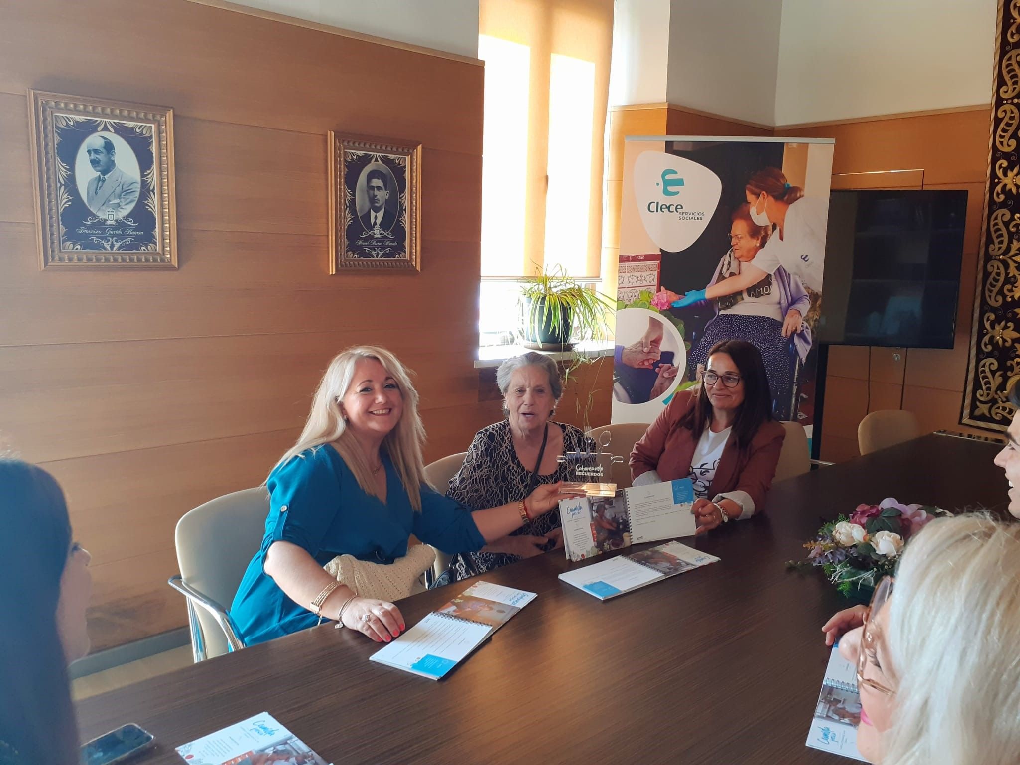 Entrega de los libros de Clece en Espera, en una imagen reciente.