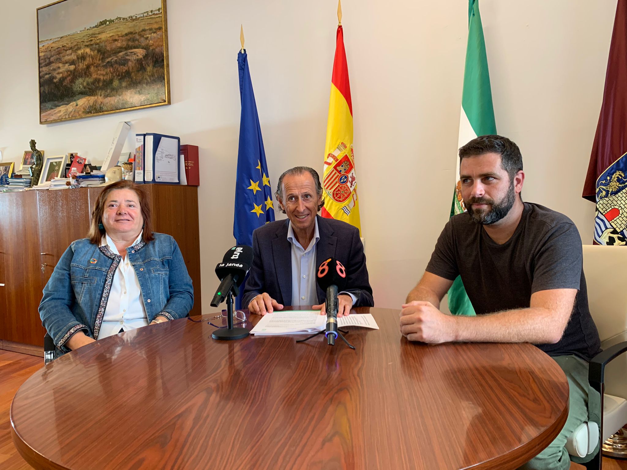 El alcalde Román, Verdier y Palmero, tras aprobar el nuevo contrato del servicio de limpieza en Chiclana.