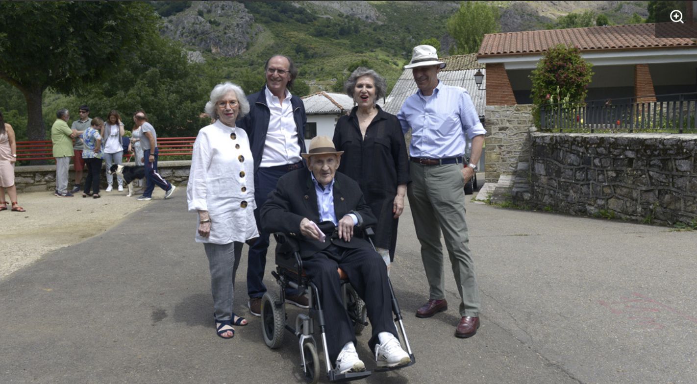 Pastor, minero, campeón de lucha, Policía, contable y alcalde: fallece a los 110 años el hombre más longevo de España. Antonio Alvarado rodeado de familiares.