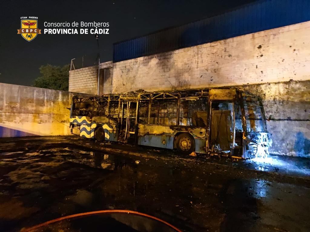 Calcinado un autobús urbano en Jerez en el interior de las cocheras del polígono El Portal, en una imagen de archivo.