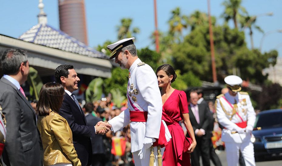 El presidente Juanma Moreno saluda a Felipe VI, en el pasado Día de las Fuerzas Armadas en Sevilla. FOTO: JUNTA