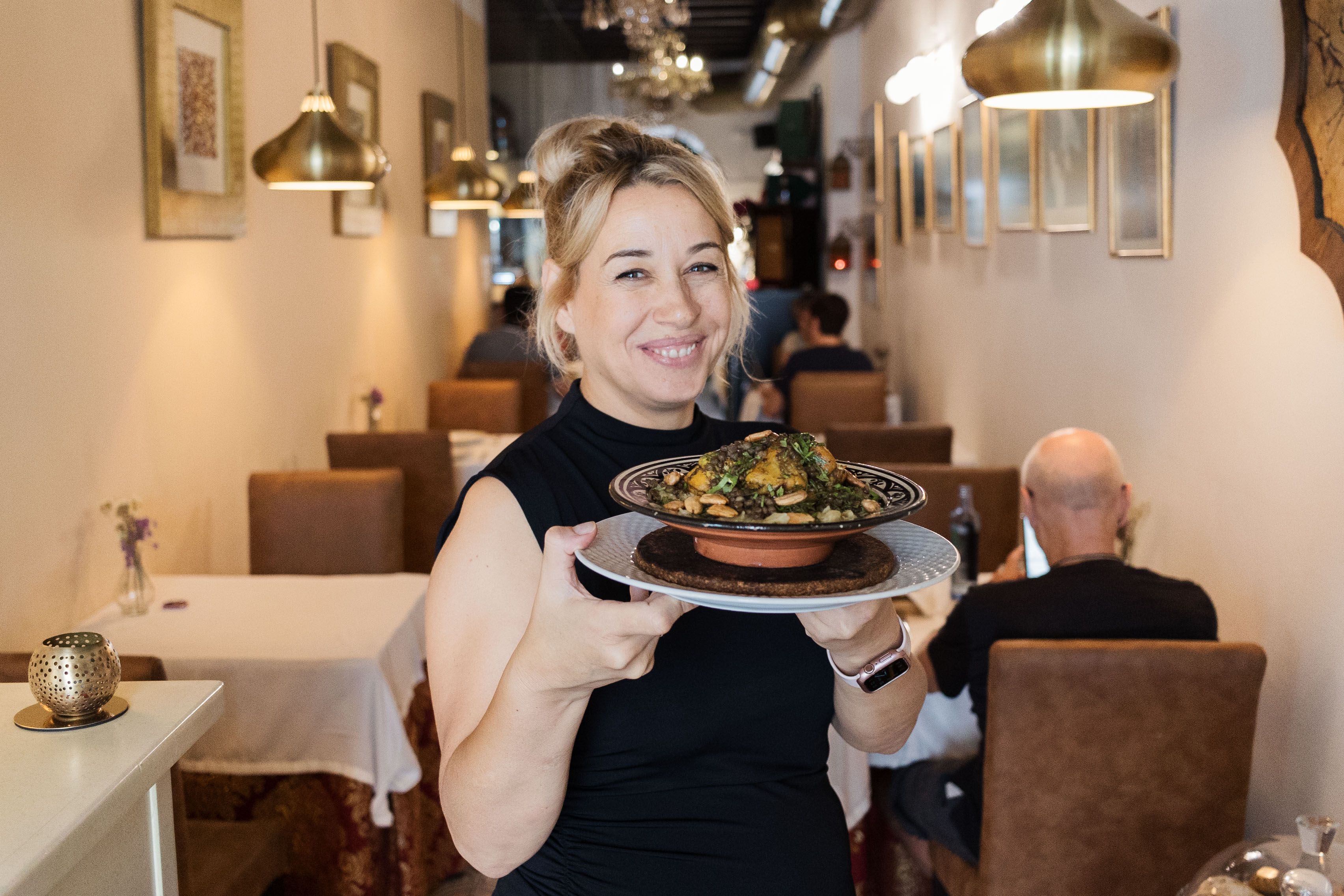 Laura Jiménez dirige El Aljibe, un restaurante de comida andalusí y marroquí en el casco histórico de Arcos.