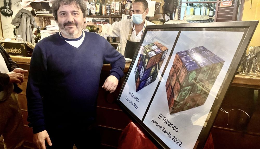 Miguel Ángel Segura realizará el cartel de la Semana Santa de Jerez 2023. En la imagen, el artista, la pasada Cuaresma, en la presentación de su último cartel para El Tabanco.
