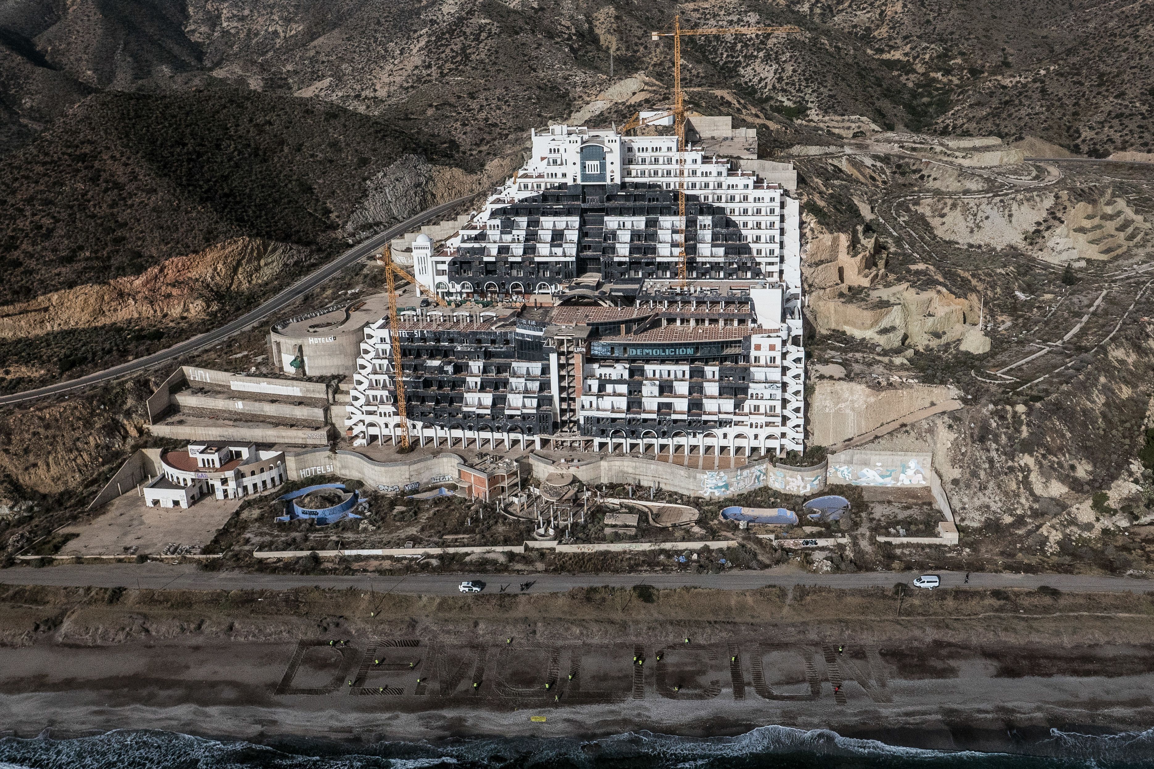Activistas de Greenpeace escribieron 'Demolición' ante el hotel El Algarrobico.