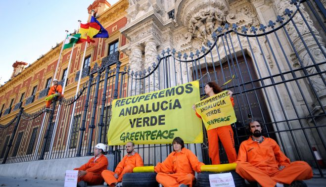 Greenpeace 'precinta' la Junta de Andalucía (2010) por daños al medio ambiente. GREENPEACE