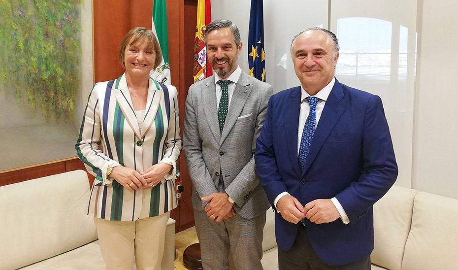 Juan Bravo, con los directores territoriales de CaixaBank en Andalucía Occidental y Andalucía Oriental, María Jesús Catalá y Juan Ignacio Zafra.