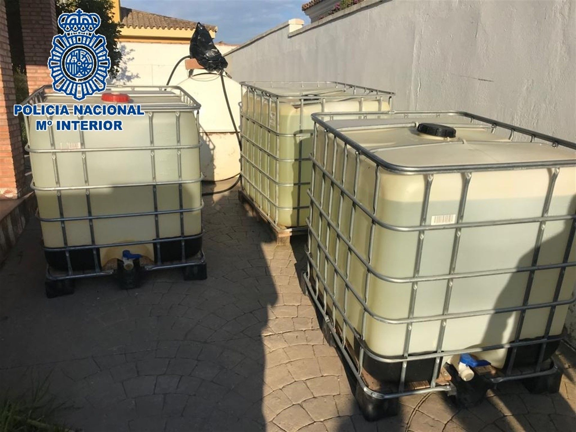 Depósitos con combustible extraído ilegalmente.