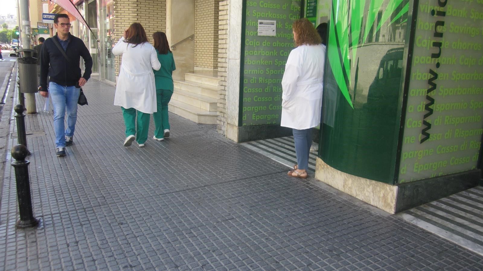 Sanitarios del Puerta del Mar, por la calle en ropa de trabajo. FOTO: DEFENSOR DEL PACIENTE