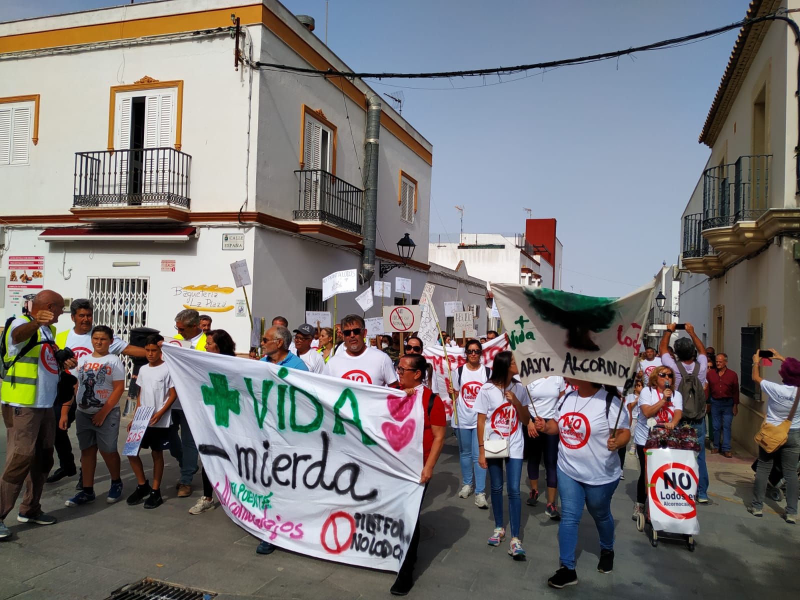 Los manifestantes llegando a la plaza de Andalucía, este domingo en San José del Valle. PLATAFORMA NO A LOS LODOS