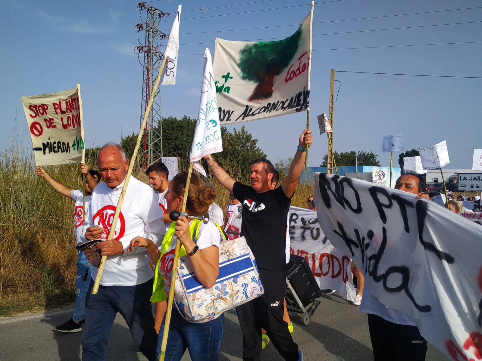 En una manifestación contra esta planta en San José del Valle, participó el ecopacifista Paco Casero. PLATAFORMA NO  LODOS