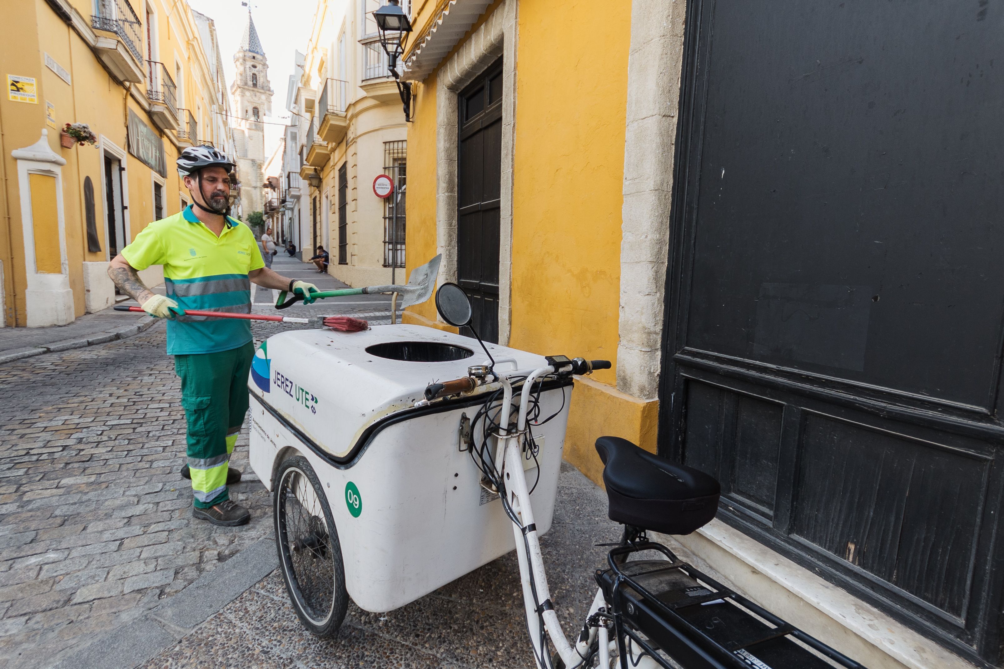 Un operario de Jerez UTE, limpiando una calle del centro de la ciudad. 