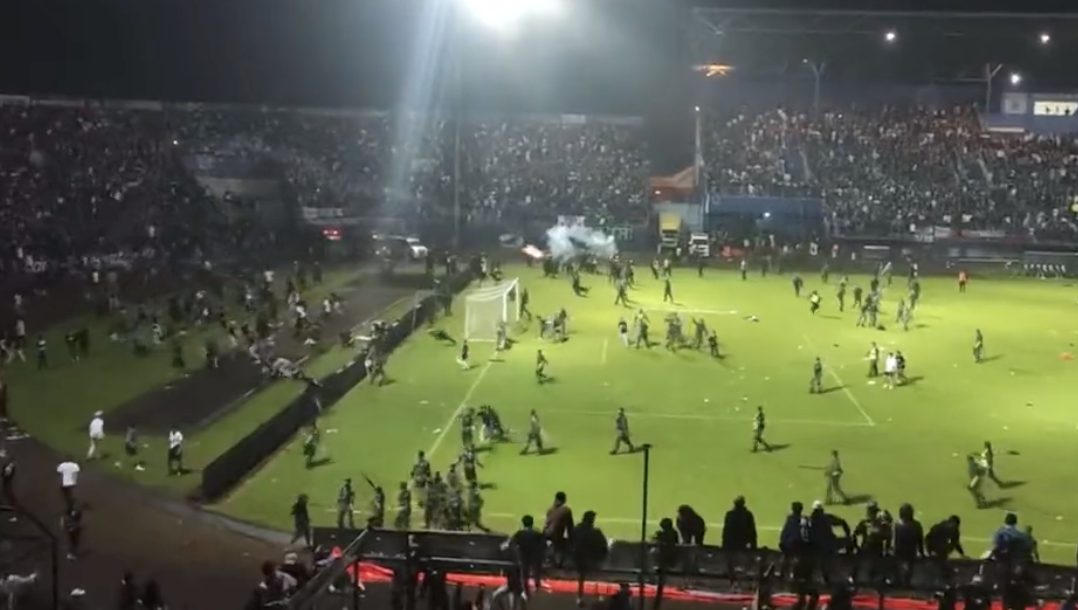 Caos en un estadio de Indonesia: al menos 174 muertos y 200 heridos.